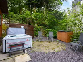 Family-friendly beautiful cottage with garden & jacuzzi | River view - Image 2