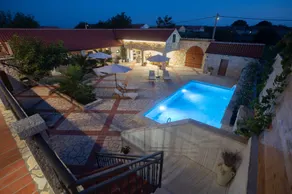 Villa with garden, BBQ & private pool - Image 3