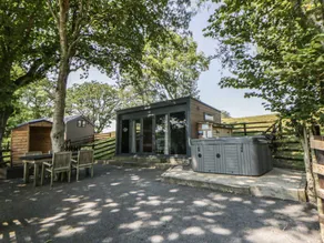 Child-friendly cottage with garden & jacuzzi - Image 2