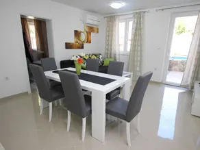 Apartment with barbecue, terrace & pool - Image 5