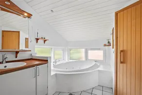 Holiday home with sauna, barbecue & garden | Sea view - Image 5