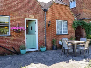 Children-friendly beautiful cottage with garden - Image 2
