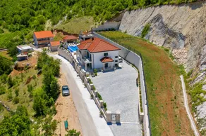 Villa with garden, terrace & pool - Image 5