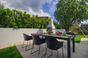 Ample villa with pool, terrace & BBQ - Image 4