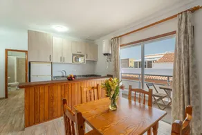 Voll ausgestattetes Ferienhaus mit Terrasse | Bergblick | Strand in der Nähe | Perfekt für die Arbeit von Zuhause - Image 4