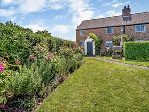 Cottage with garden - Image 2