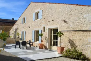 Holiday home with terrace, garden & barbecue | Garden view - Image 2