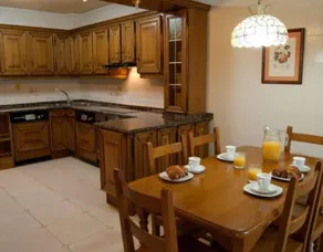 Child-friendly holiday home with garden & barbeque - Image 4