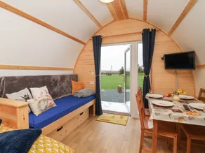Cottage with hot tub & garden - Image 4