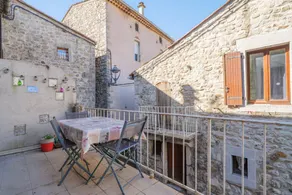 Air-Conditioned Leoannatim Cottage – Character Home with Enclosed Terrace - Image 2