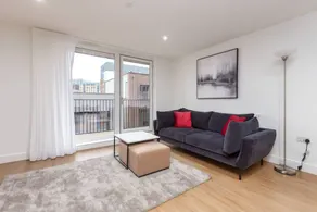Apartment with garden - Image 2