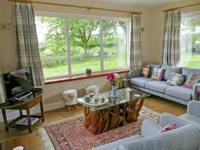 Cottage with barbecue & garden | River view - Image 4