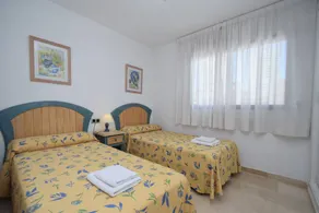 Flat with garden, heated pool & terrace - Image 4