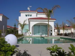 Villa con jardín, piscina privada y barbacoa - Image 2