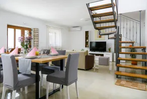 Villa with BBQ, terrace & pool - Image 2