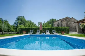 Villa mit Grill, Terrasse und Pool - Image 3