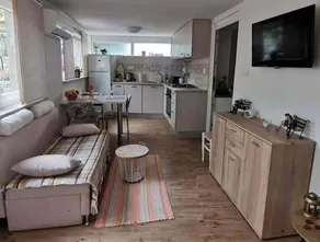 Flat with terrace, barbeque & garden - Image 2