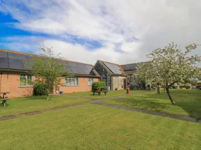 Cottage with garden - Image 2