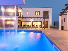 Fully equipped house with terrace & private pool - Image 2