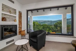 Holiday home with BBQ, garden & terrace - Image 5