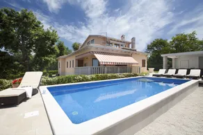 Child-friendly ample villa with terrace, private pool & garden - Image 4