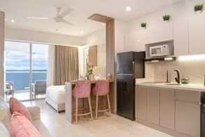 Apartamento vacacional apta para familias con terraza y piscina | Vistas al agua | En la playa - Image 2