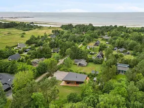 Holiday home with barbecue & terrace - Image 3