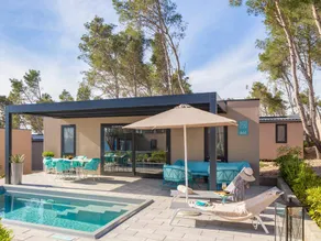 Mobile home with heated pool - Image 4