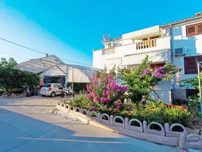 Holiday apartment with garden & terrace | Beach nearby - Image 2