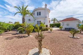 Wunderschöne Villa mit privatem Pool, Terrasse, Balkon, Klimaanlage und WLAN - Image 4