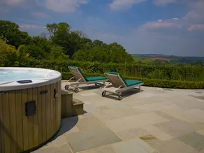 Cottage with garden, pool & terrace - Image 3
