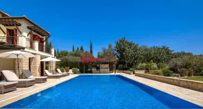 Fantástica villa apta para familias con terraza, jardín y piscina privada | Vistas al mar - Image 4