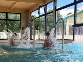 Tente adaptée aux familles avec terrasse et piscine chauffée - Image 3