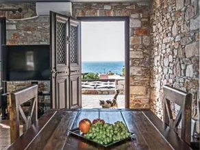 Holiday home with private pool, garden & terrace - Image 4