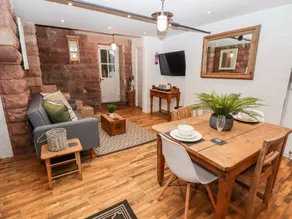 Cottage with garden & hot tub - Image 4