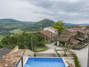 Villa with pool - Image 2