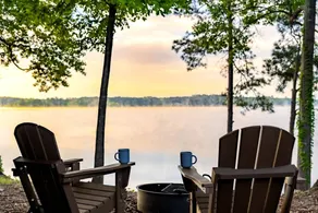 Peaceful Lakefront Tiny Cabin Nestled in the Sabine National Forest for a Romantic Escape in Hemphill, Texas - Image 4