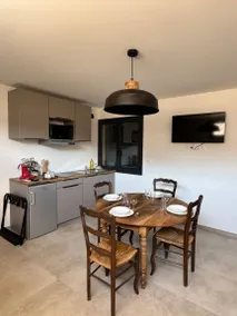 Apartamento vacacional totalmente equipado con jardín y terraza | Vistas a la montaña - Image 2