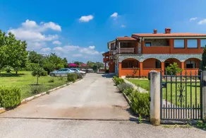 Apartamento con jardín, terraza y piscina climatizada - Image 4