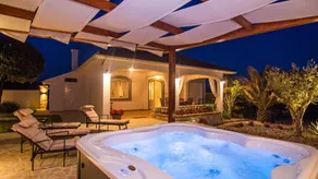 Villa with garden, BBQ & jacuzzi | Pet-friendly - Image 2