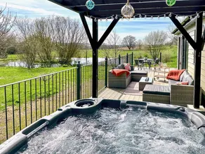 Cottage with garden & hot tub - Image 2