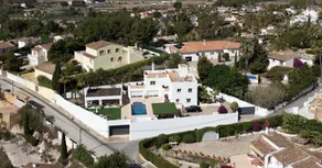 Villa mit Terrasse, privatem Pool und Garten - Image 2