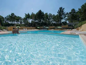 Chalet with heated pool & terrace - Image 4