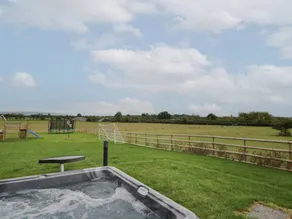 Family-oriented wonderful cottage with garden, BBQ & hot tub | Pet-friendly - Image 3