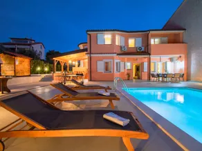 Casa con terraza, jardín y piscina privada - Image 4