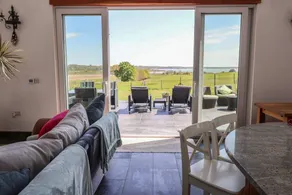 Family-friendly beautiful cottage with garden, BBQ & jacuzzi - Image 3