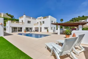 Villa mit Terrasse, privatem Pool und Garten - Image 3