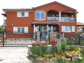 Flat with BBQ, garden & terrace - Image 4