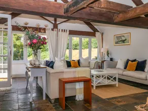 Family-friendly cottage with BBQ, terrace & garden - Image 4