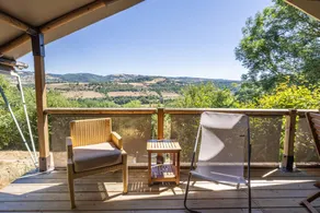 Wooden Chalet in Bessuéjouls – Glamping Lodge with Private Terrace, Garden, and Mountain View - Image 2